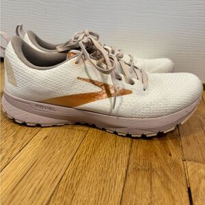 Brooks Revel 4 women’s 9 white pink neutral sneakers running